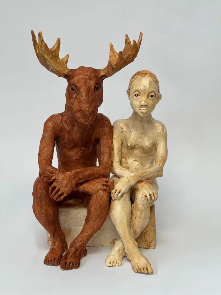 La femme et l'élan assis